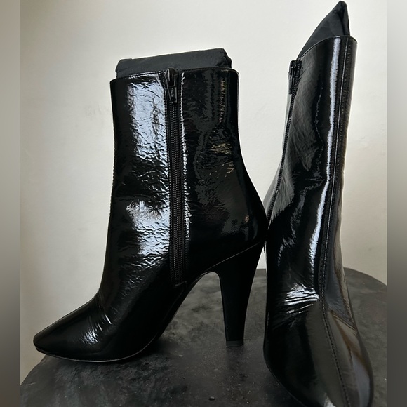Saint Laurent ankle leather boots, worn only 1 time with original dust bags. - Picture 6 of 8